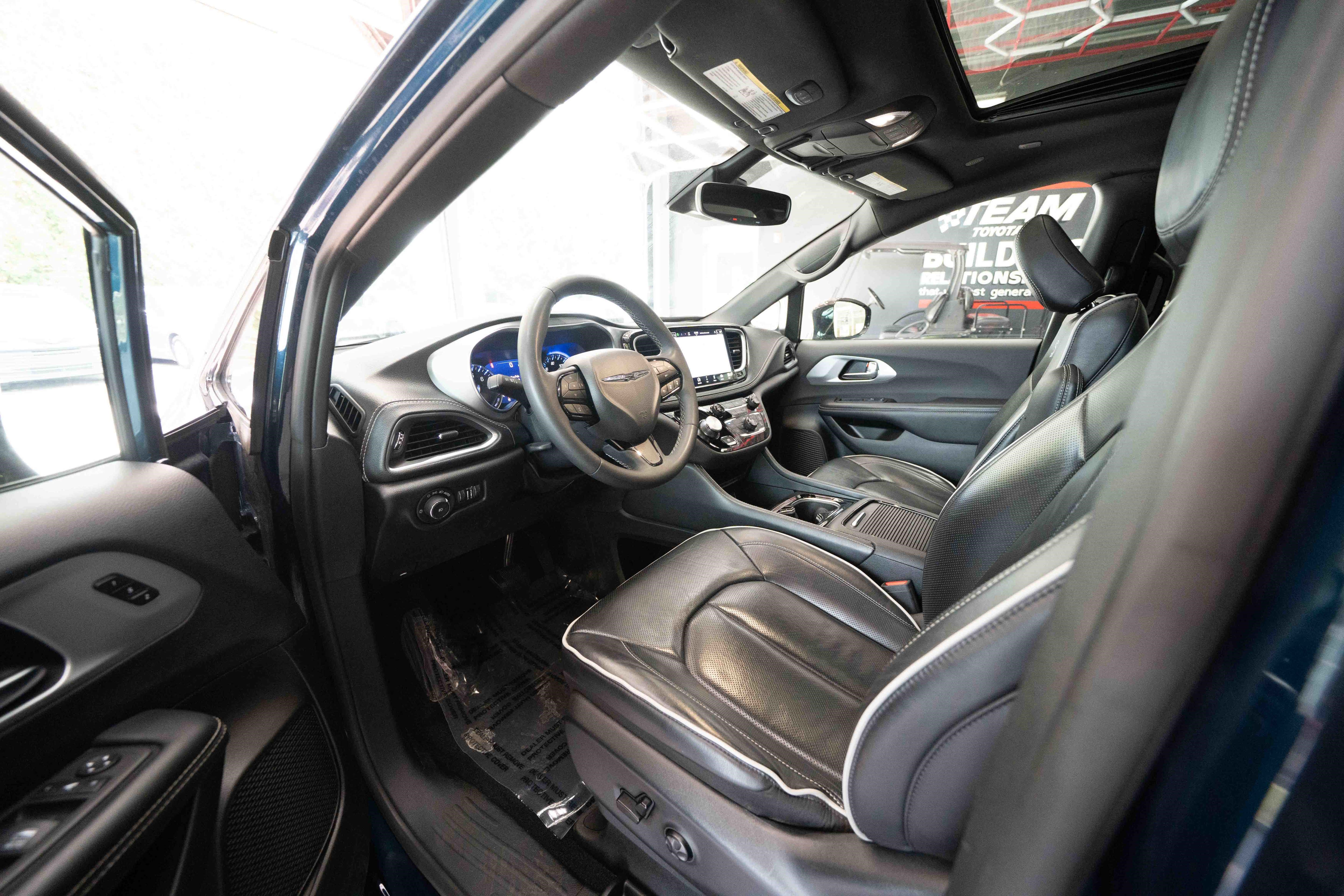 Used 2025 Chrysler Pacifica Limited FWD image 8