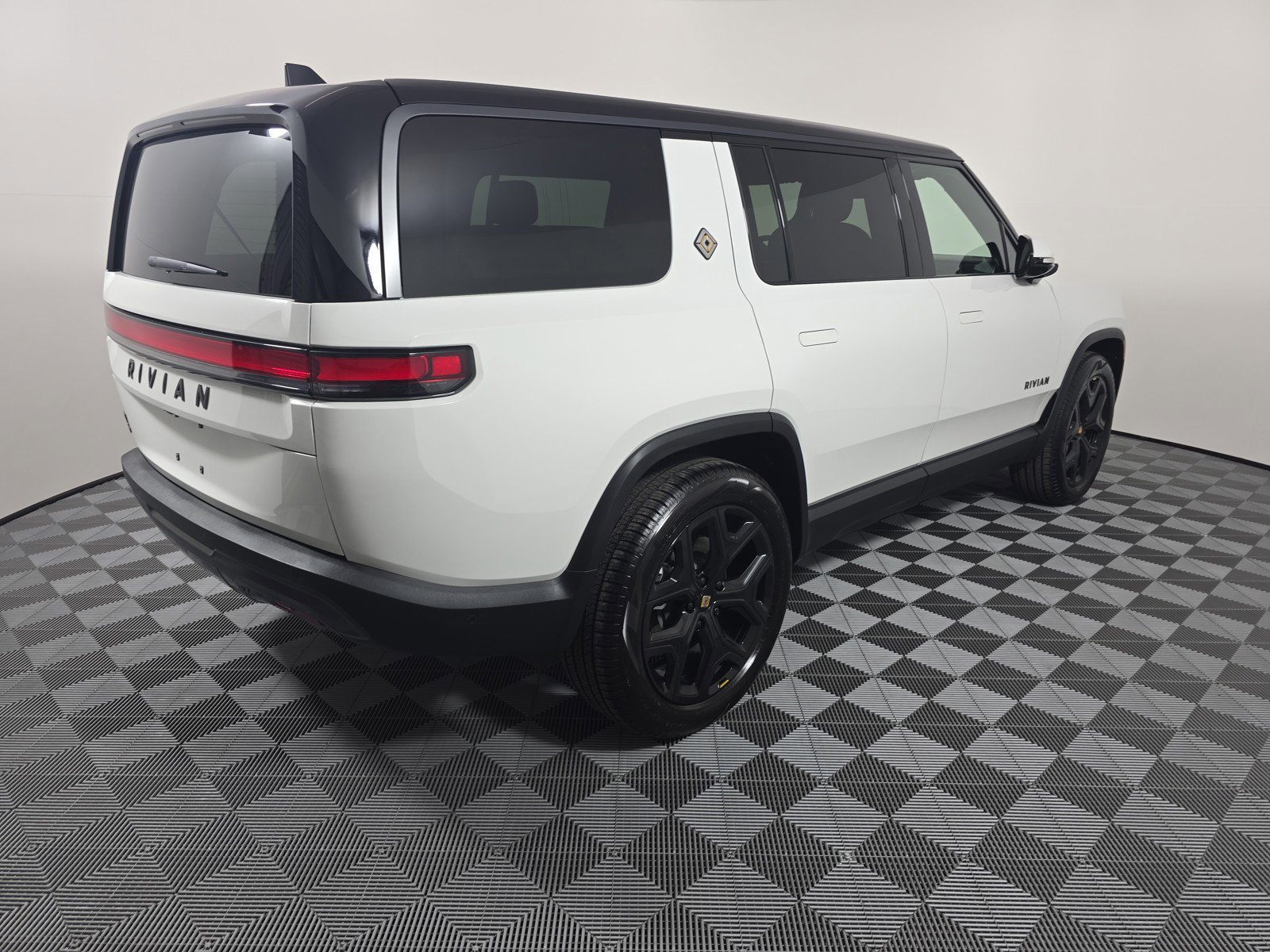 Used 2025 Rivian R1S Adventure AWD/4WD image 5