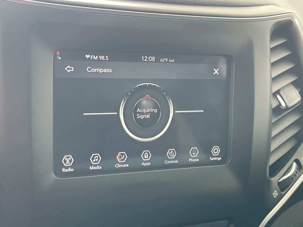 Used 2019 Jeep Cherokee Latitude w/ Cold Weather Group AWD/4WD image 18