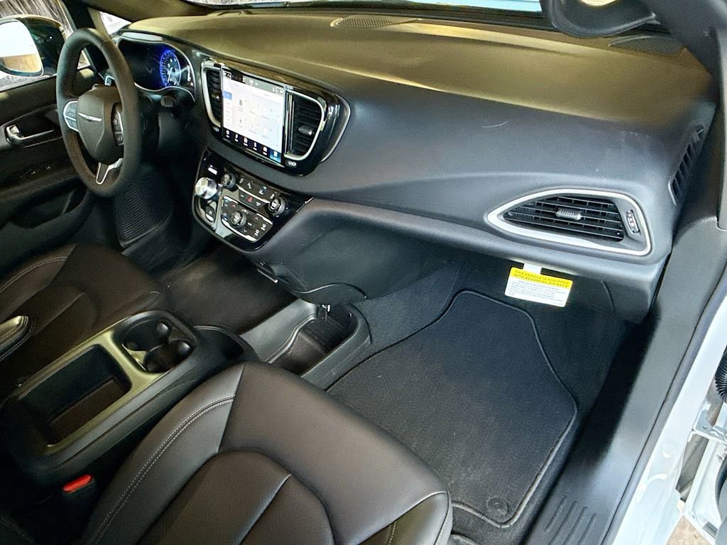 Used 2026 Chrysler Pacifica Select image 34