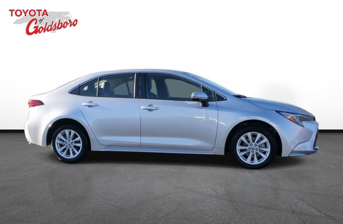Used 2025 Toyota Corolla XLE image 6