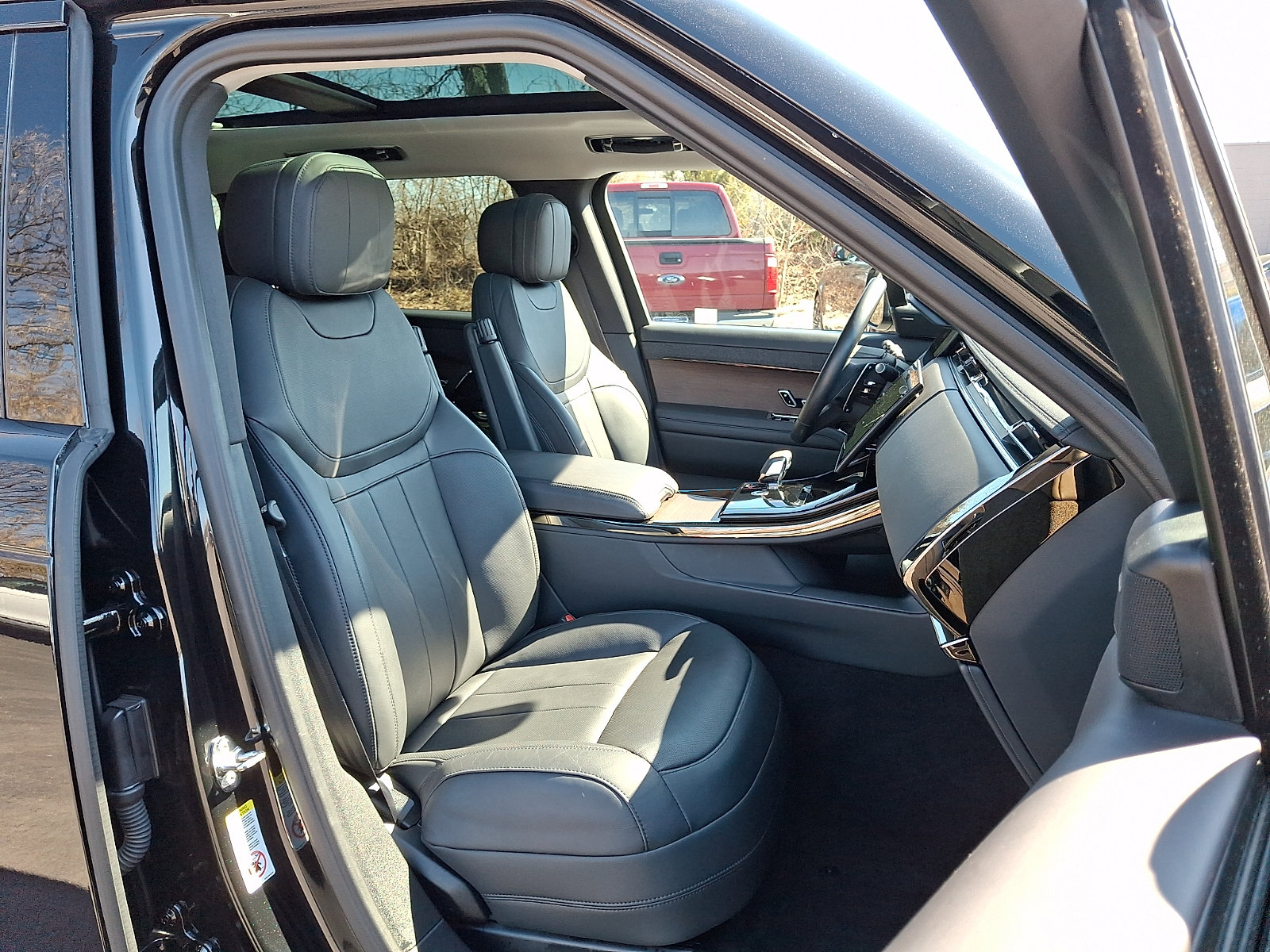 Used 2024 Land Rover Range Rover Sport SE AWD/4WD image 3