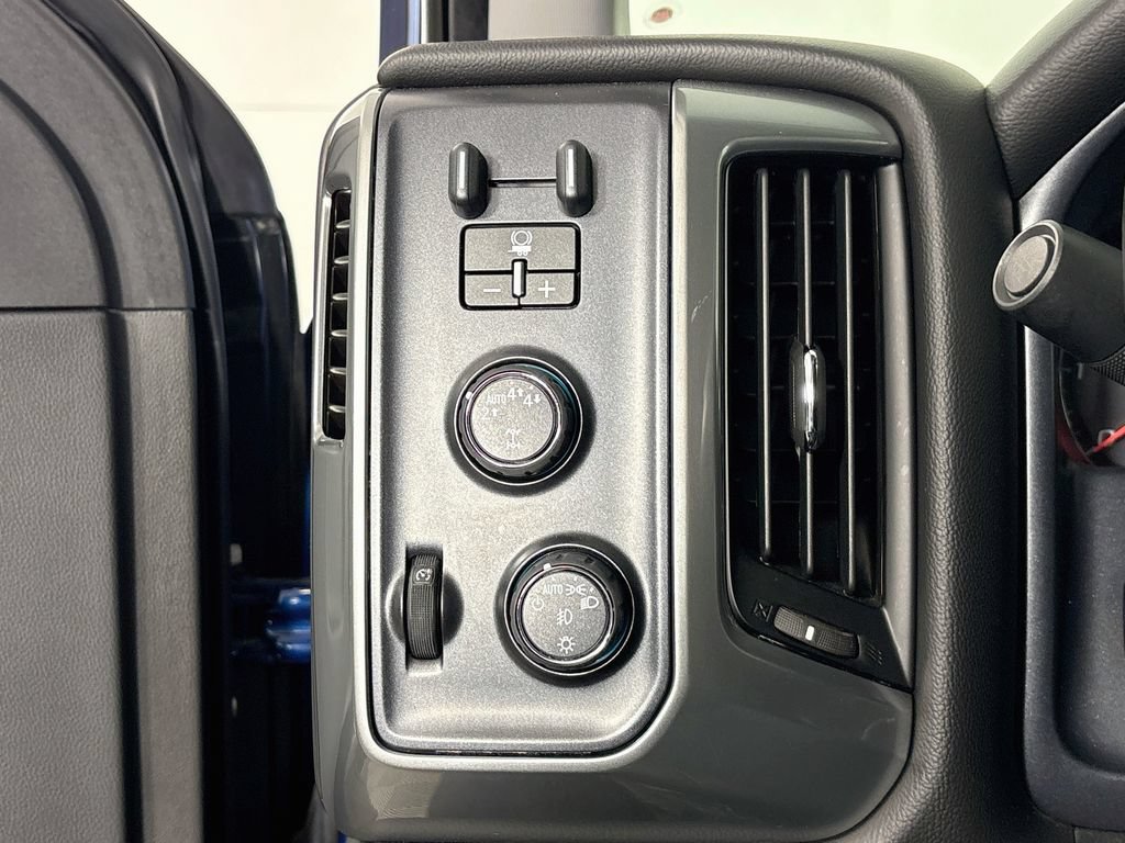 Used 2018 Chevrolet Silverado 1500 LT w/ All Star Edition AWD/4WD image 11