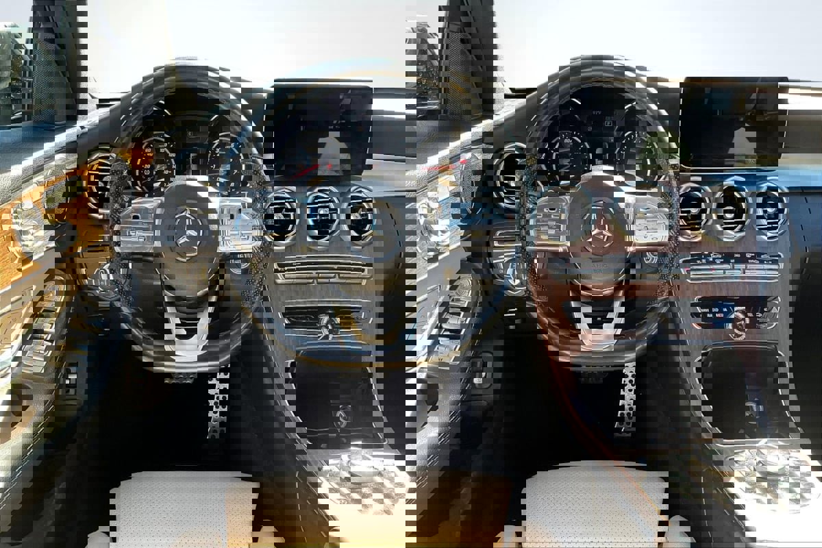 Used 2020 Mercedes-Benz C 300 Sedan image 5