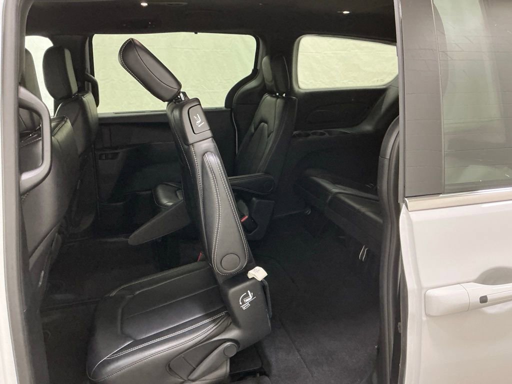 Used 2025 Chrysler Pacifica Select image 19