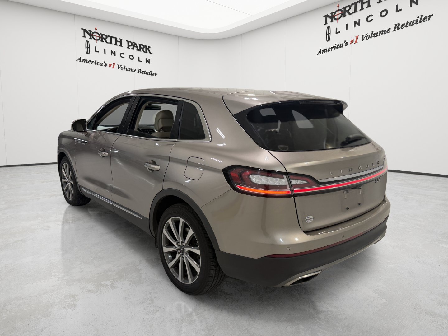 Used 2019 Lincoln Nautilus Select FWD image 3