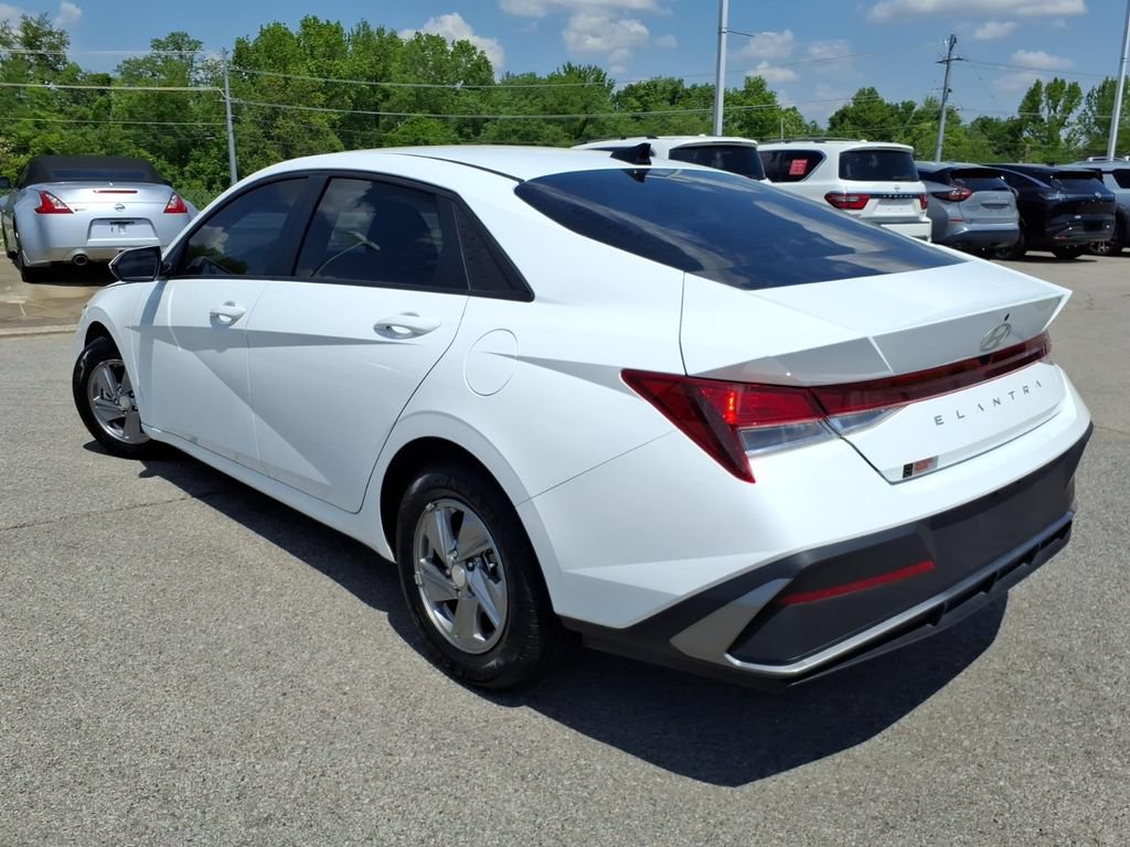 Used 2025 Hyundai Elantra SE FWD image 15