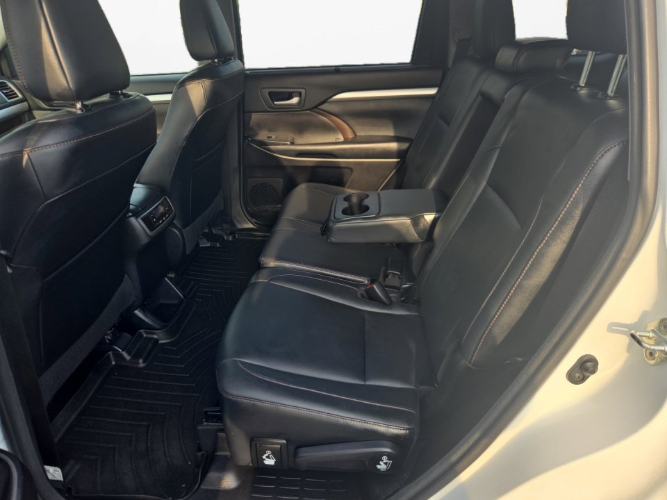 Used 2018 Toyota Highlander XLE FWD image 16