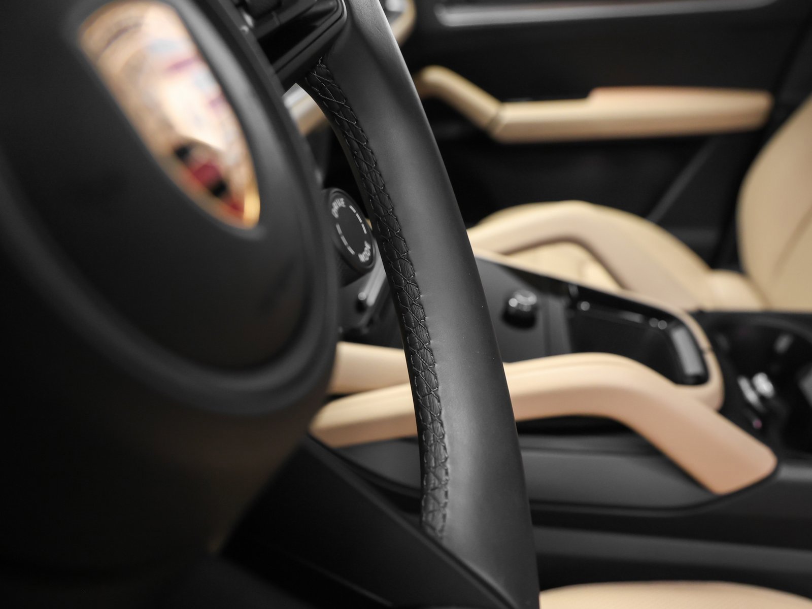 Used 2025 Porsche Cayenne image 32