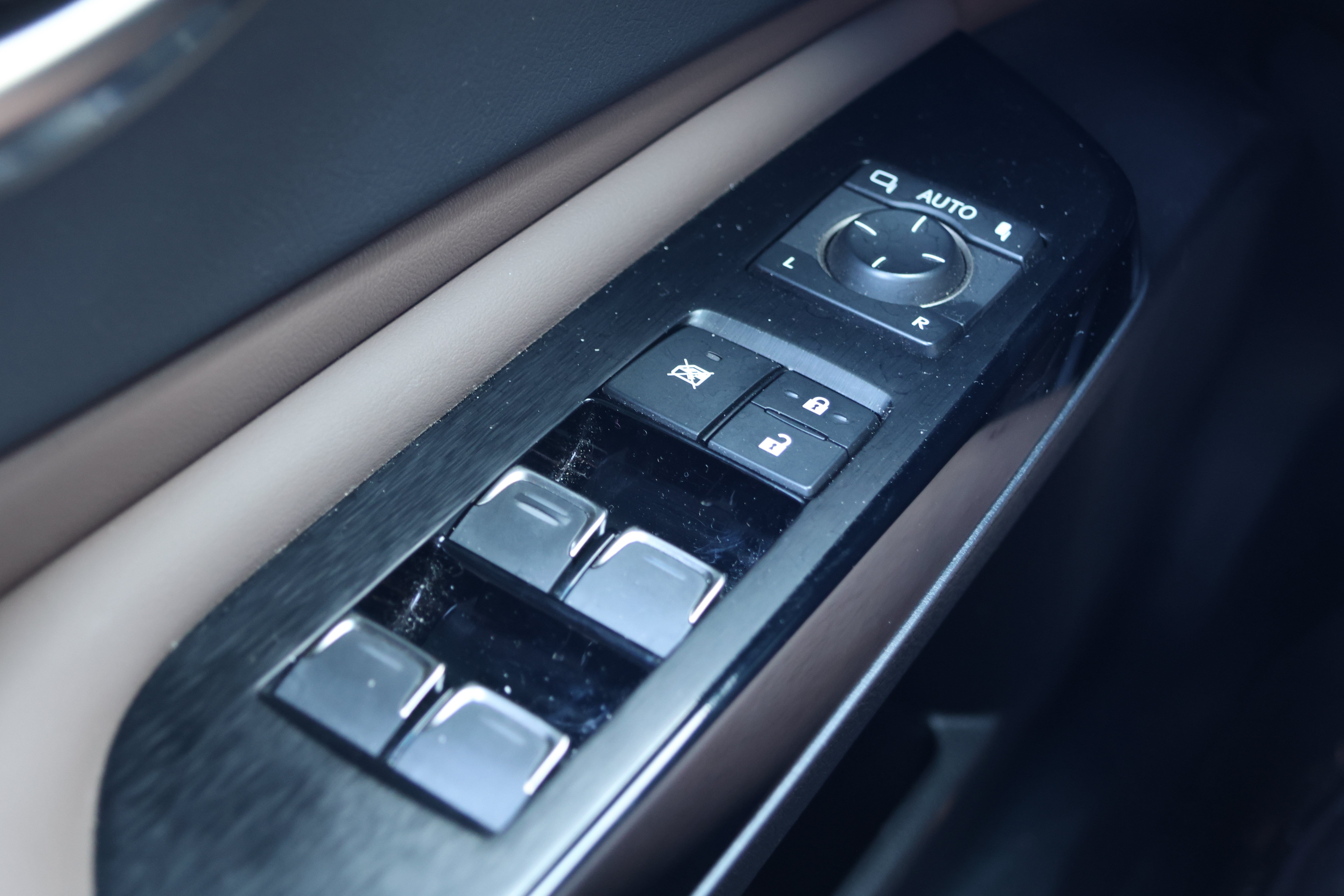 Certified 2025 Lexus ES 350 Ultra Luxury w/ Accessory Package (Z2) FWD image 15