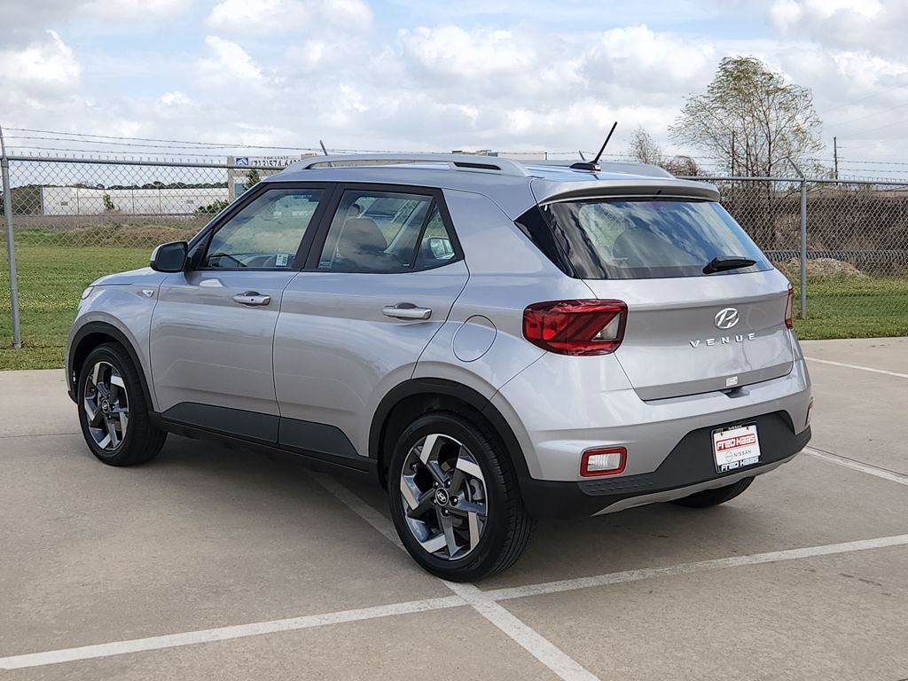 Used 2025 Hyundai Venue SEL image 7