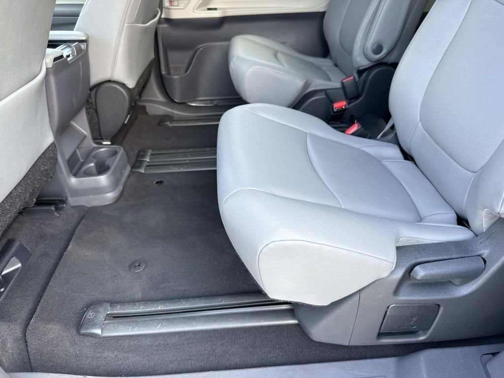 Used 2024 Toyota Sienna XLE FWD image 13