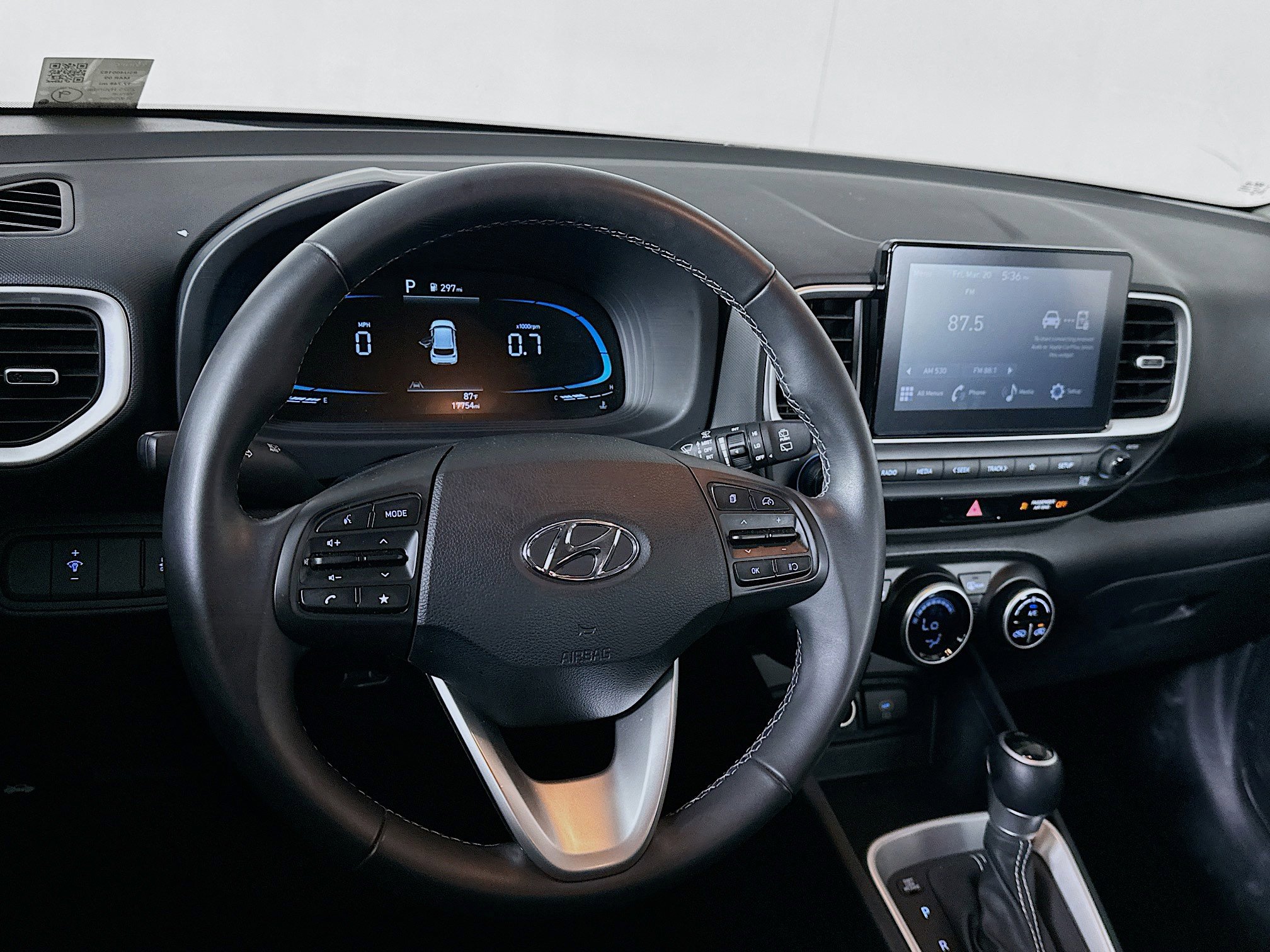 Used 2025 Hyundai Venue SEL image 18