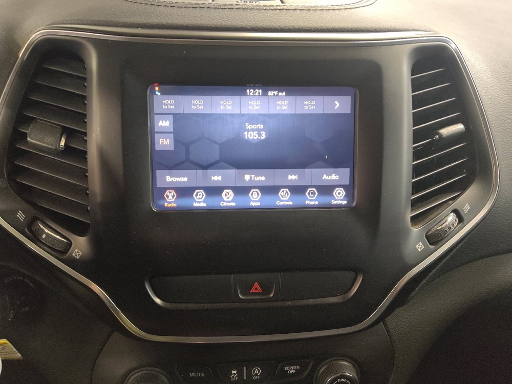 Used 2019 Jeep Cherokee Latitude w/ Cold Weather Group FWD image 25