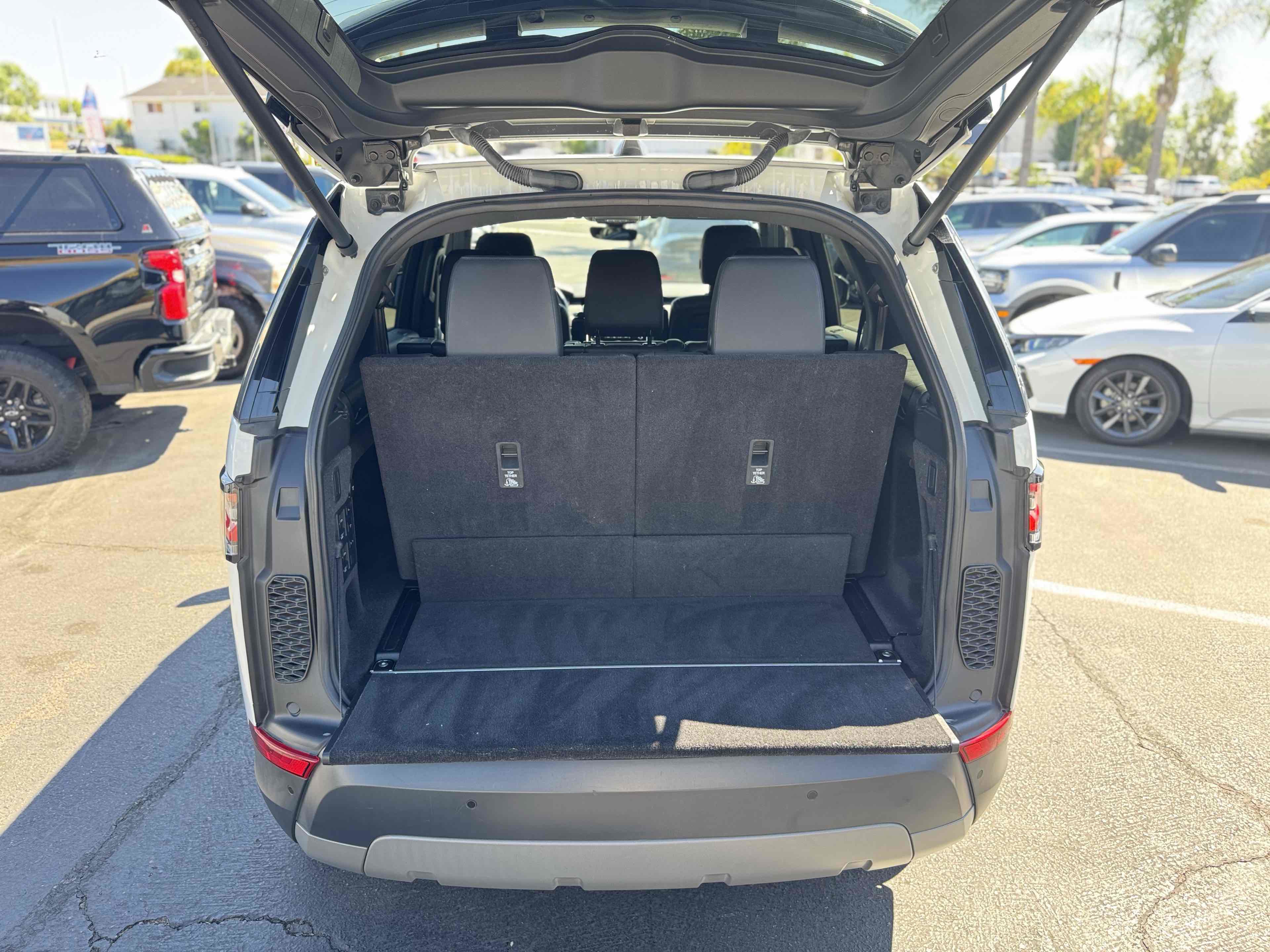 Used 2018 Land Rover Discovery HSE AWD/4WD image 9