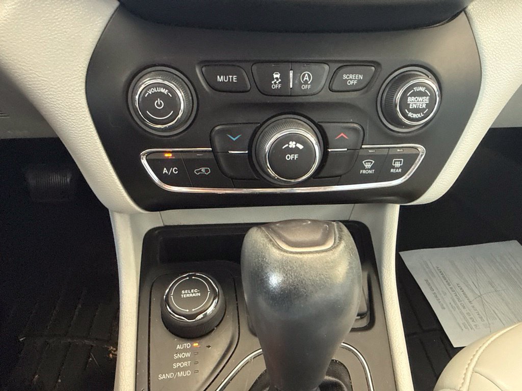 Used 2020 Jeep Cherokee Latitude Plus AWD/4WD image 21