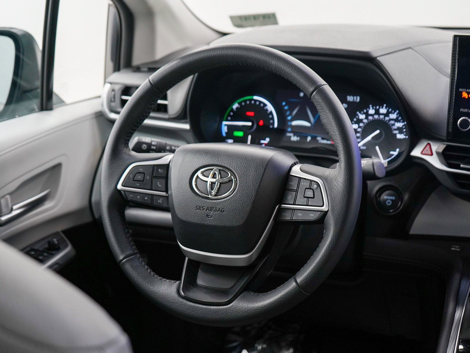 Used 2025 Toyota Sienna XLE AWD/4WD image 16