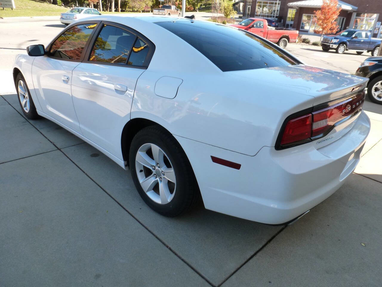 Used 2014 Dodge Charger SE RWD image 3