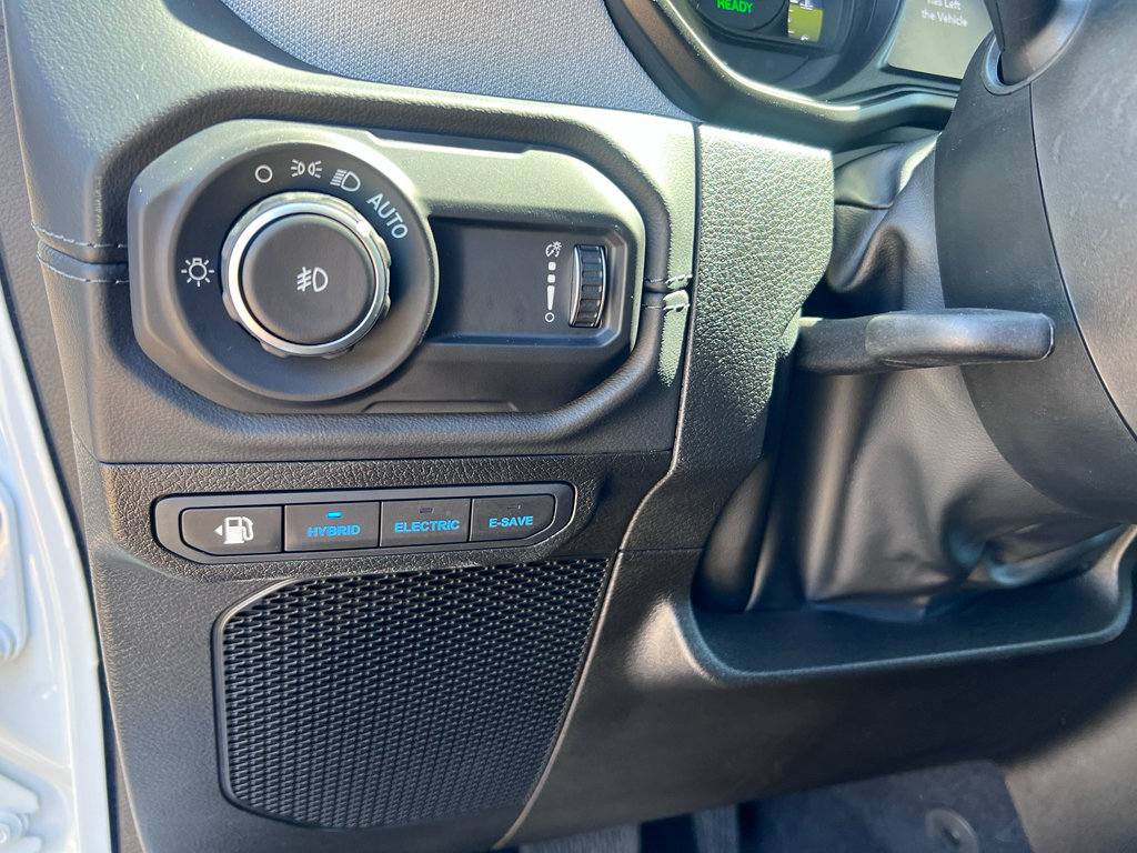 Used 2025 Jeep Wrangler Sahara image 18