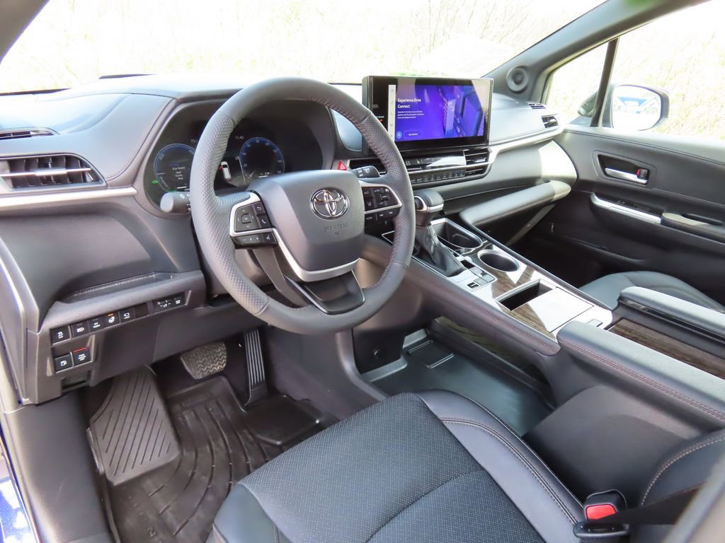 Used 2025 Toyota Sienna Platinum AWD/4WD image 25