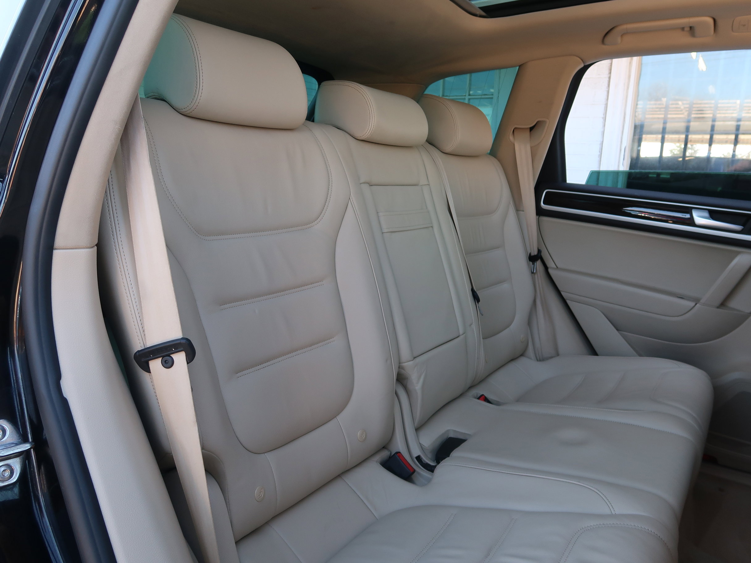 Used 2014 Volkswagen Touareg Executive image 38