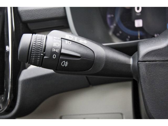 Used 2025 Volvo XC40 B5 Plus w/ Protection Package Premier image 16