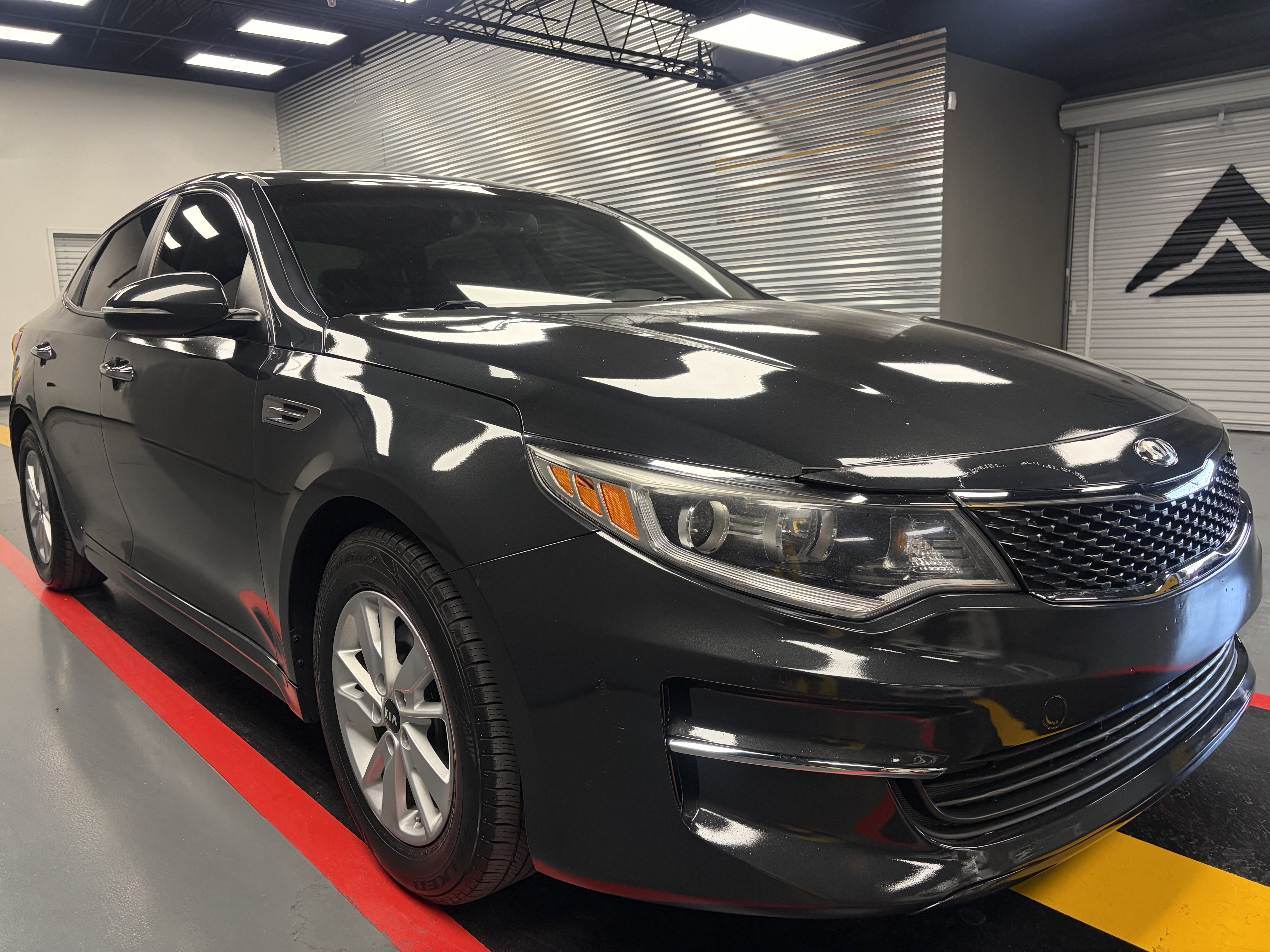 Used 2016 Kia Optima LX w/ LX Convenience Package FWD image 2
