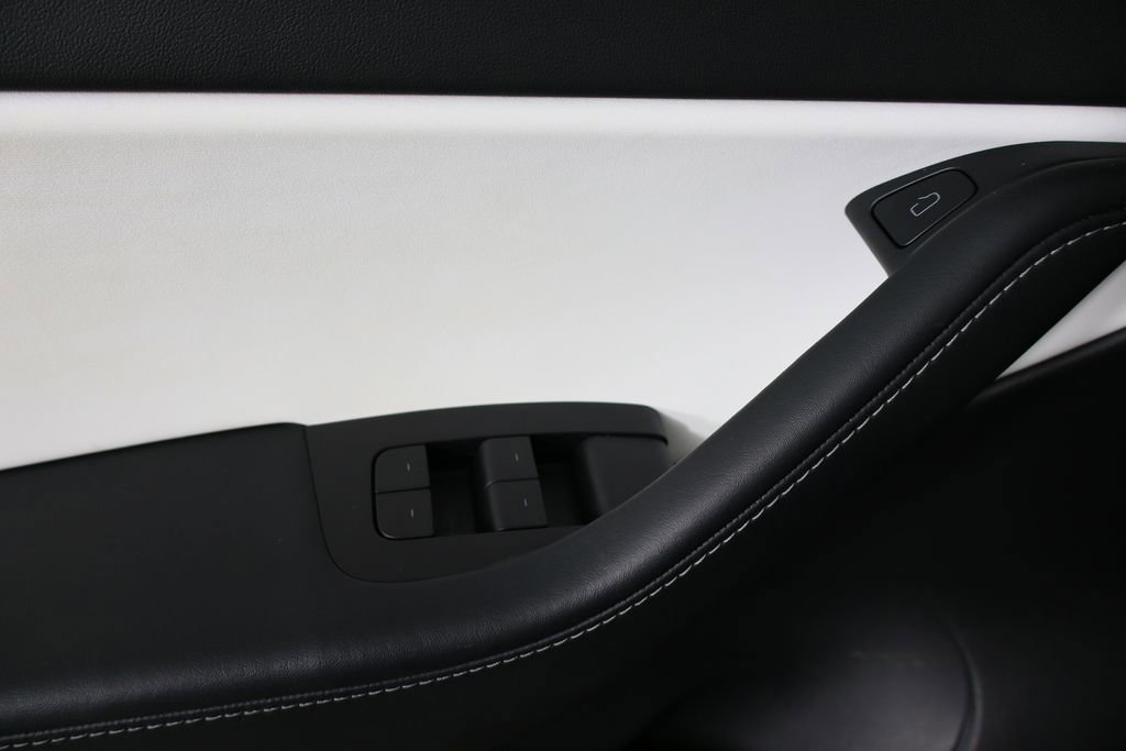 Used 2022 Tesla Model Y Long Range image 18