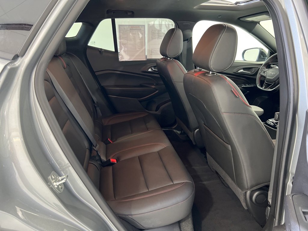 Used 2025 Chevrolet Trax RS w/ Sunroof Package image 24