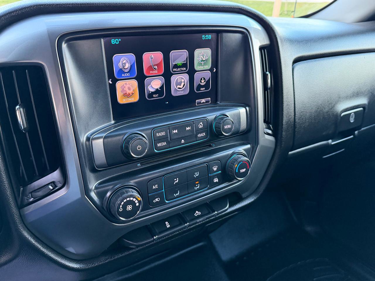 Used 2018 Chevrolet Silverado 1500 LT AWD/4WD image 18