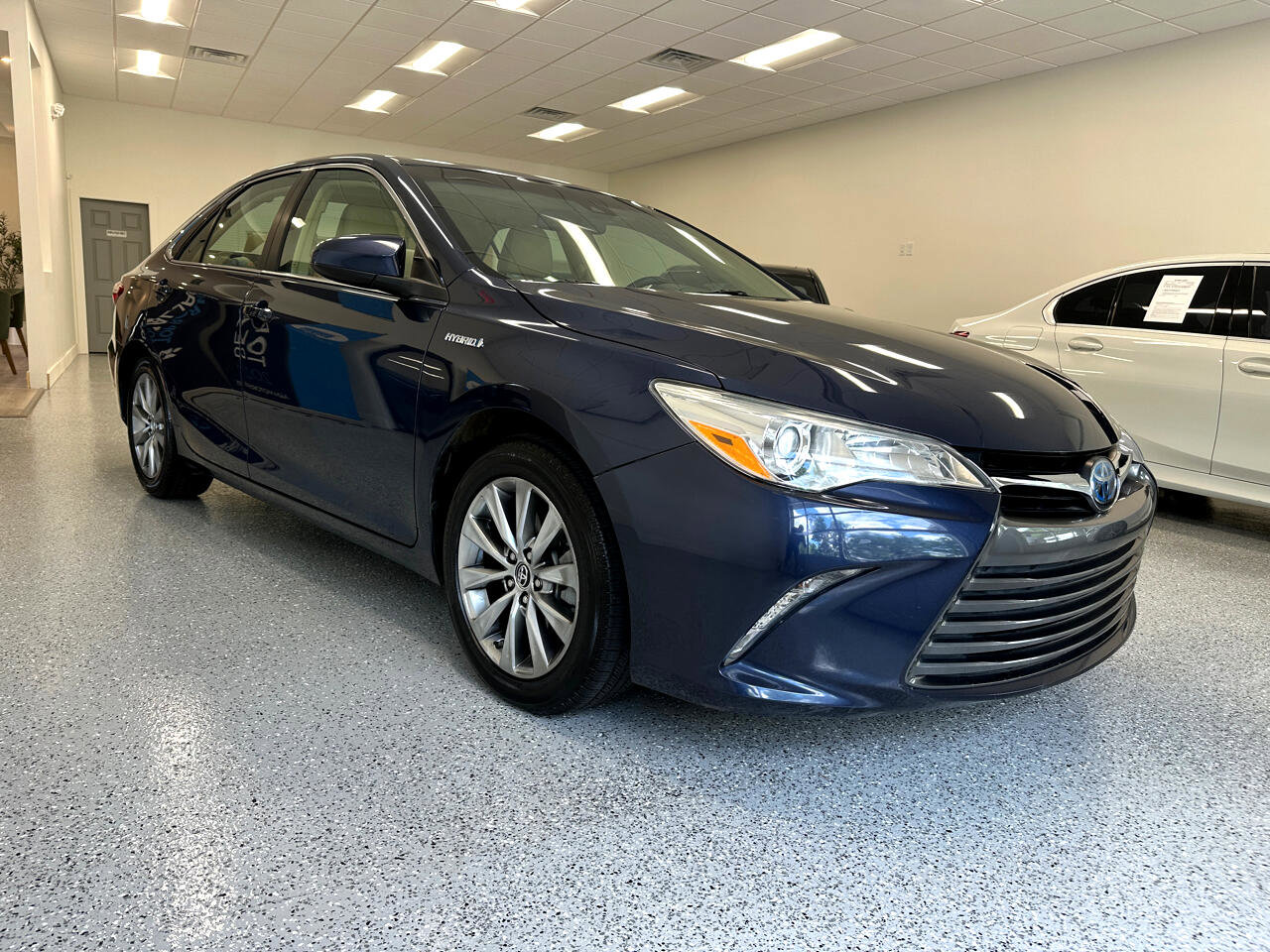 Used 2015 Toyota Camry XLE w/ Moonroof Package image 9