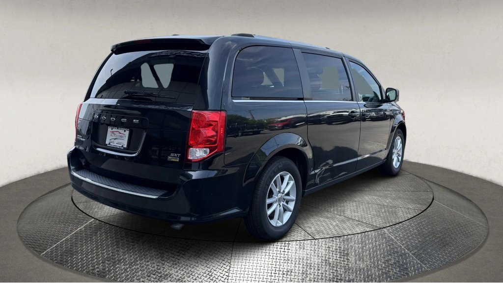 Used 2019 Dodge Grand Caravan SXT image 3