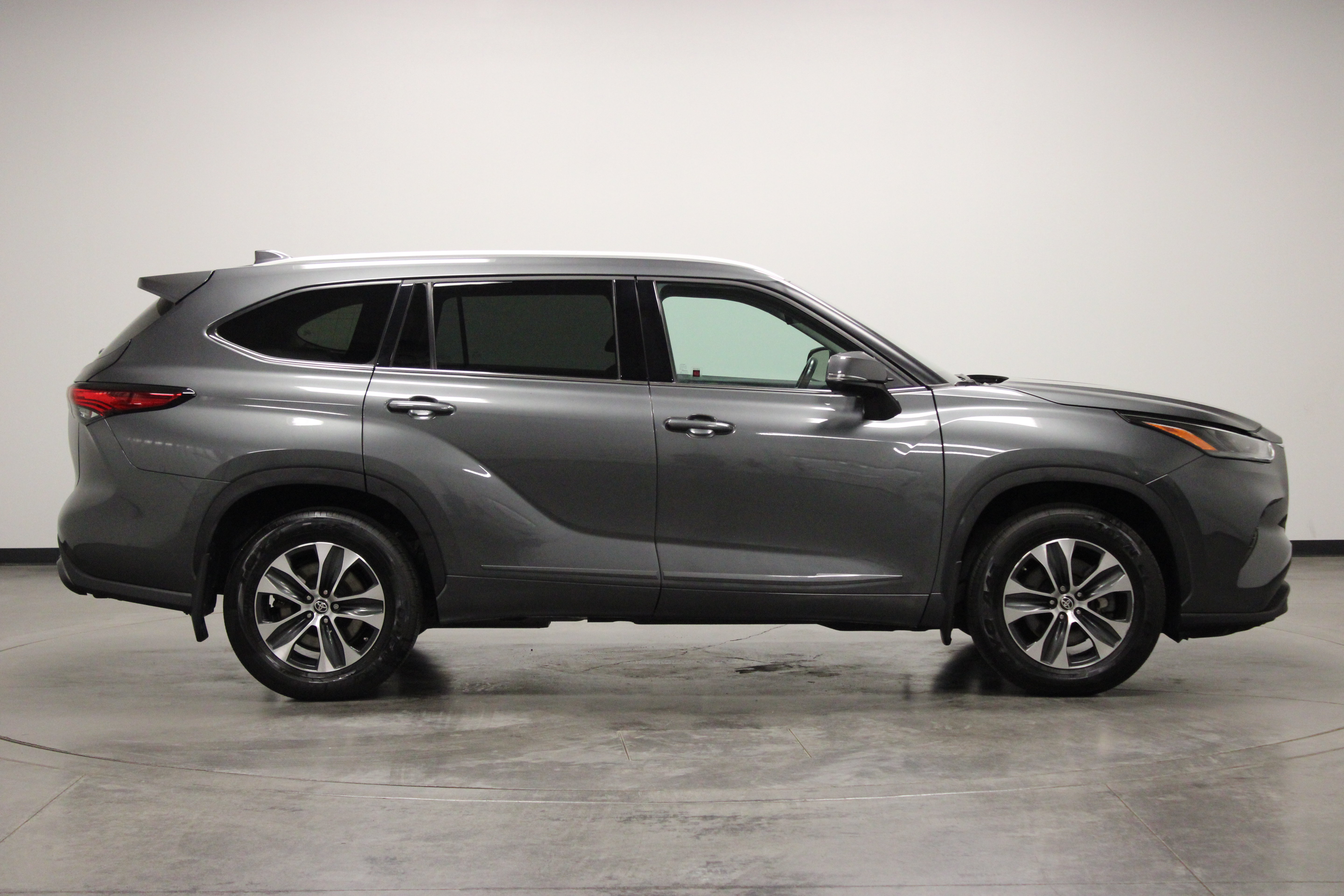 Used 2022 Toyota Highlander XLE AWD/4WD image 9