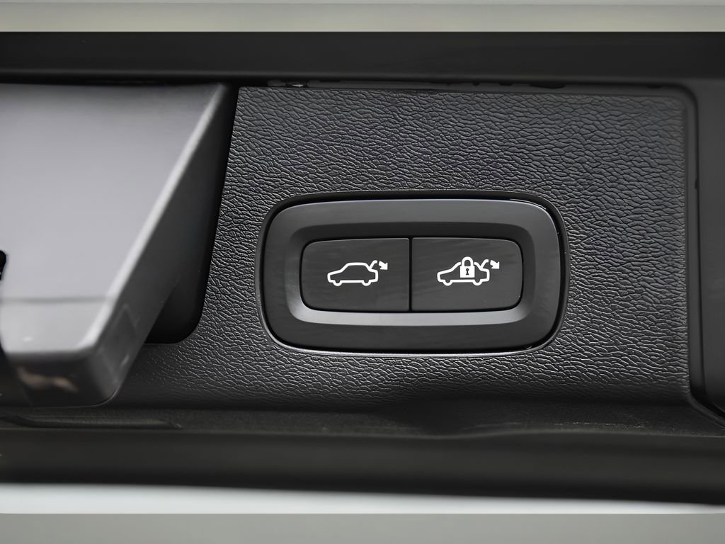 Certified 2025 Volvo XC60 B5 Core image 25