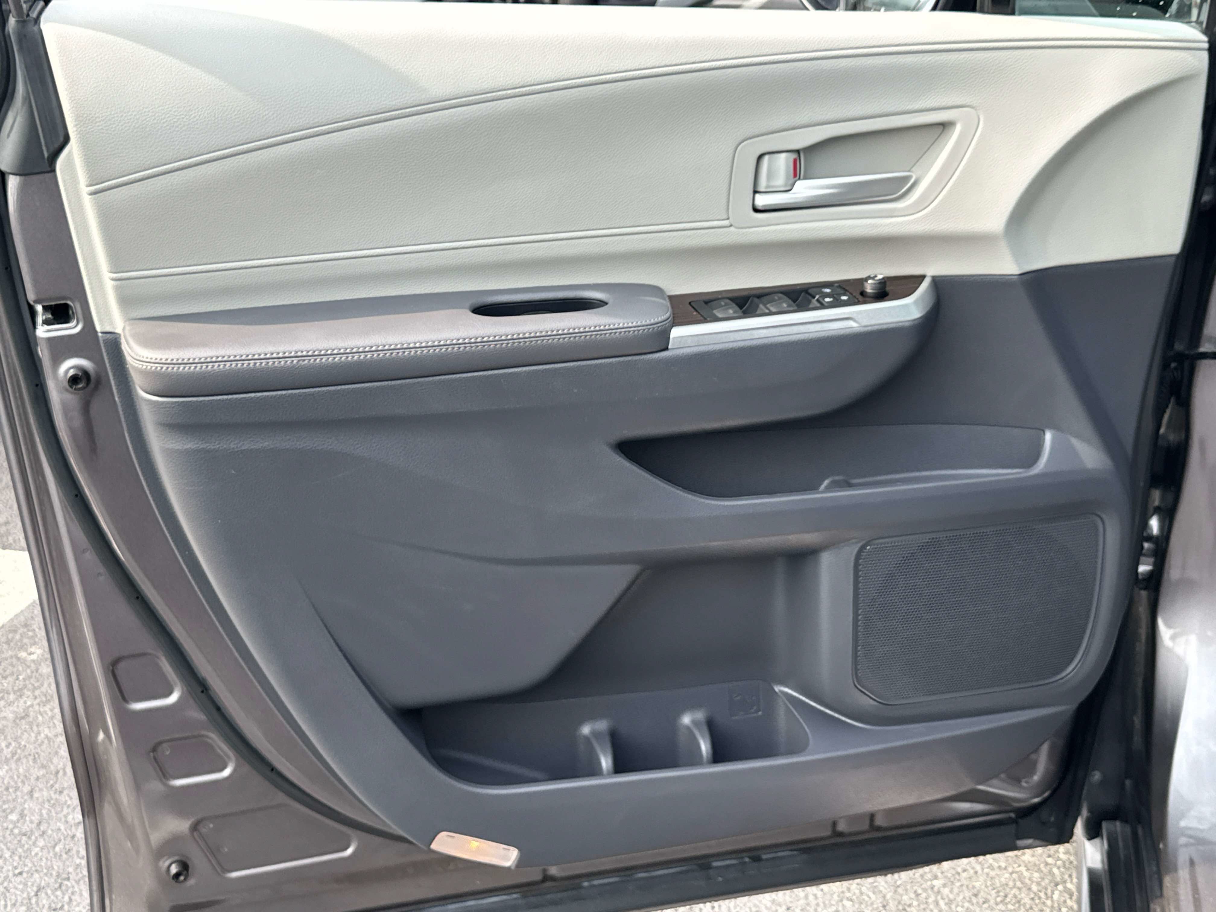 Used 2021 Toyota Sienna XLE FWD image 11