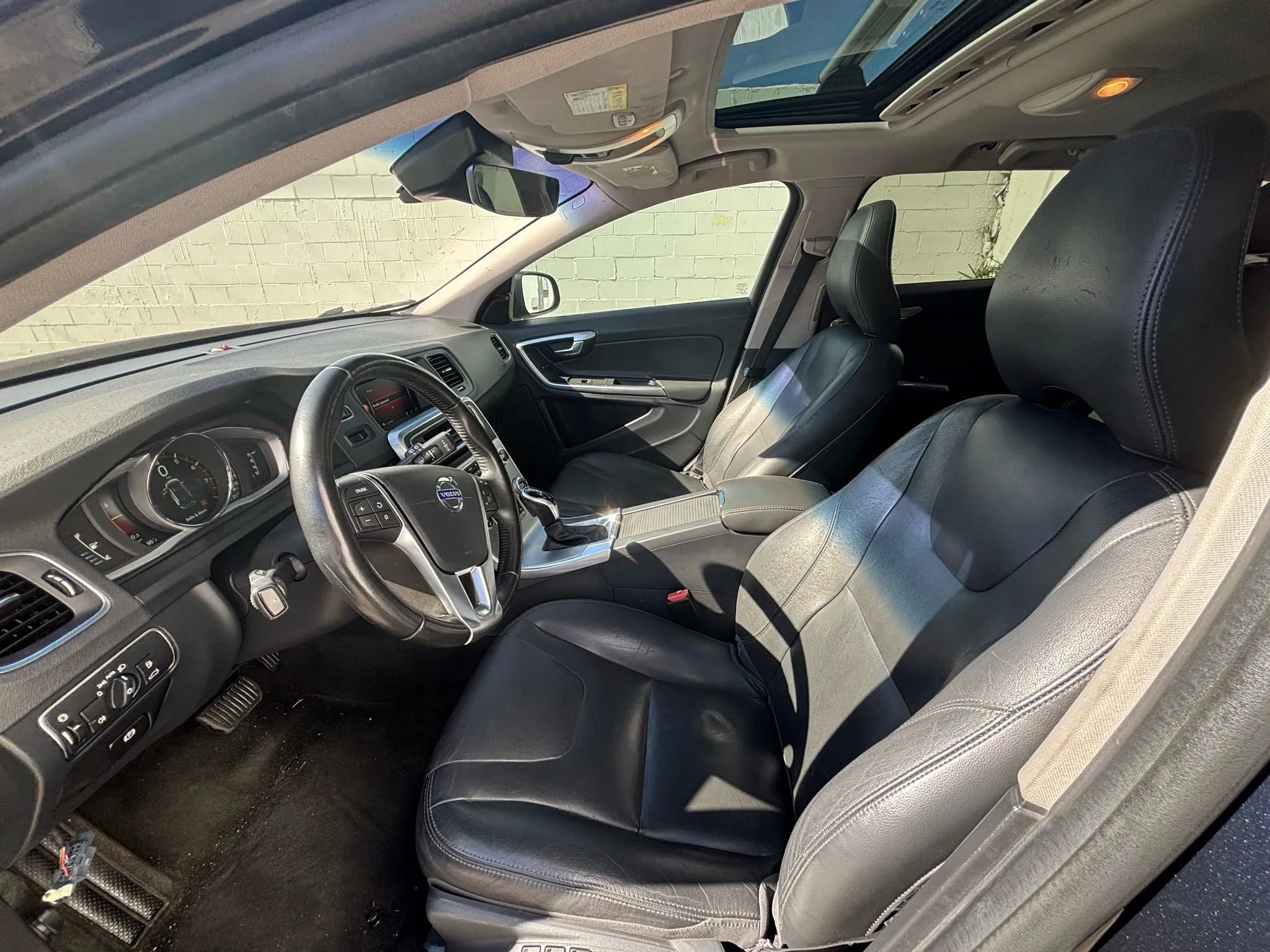 Used 2017 Volvo V60 T5 Premier w/ Convenience Package image 19