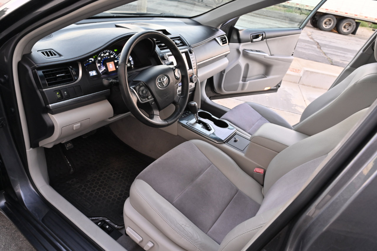 Used 2012 Toyota Camry XLE w/ Leather Pkg image 10