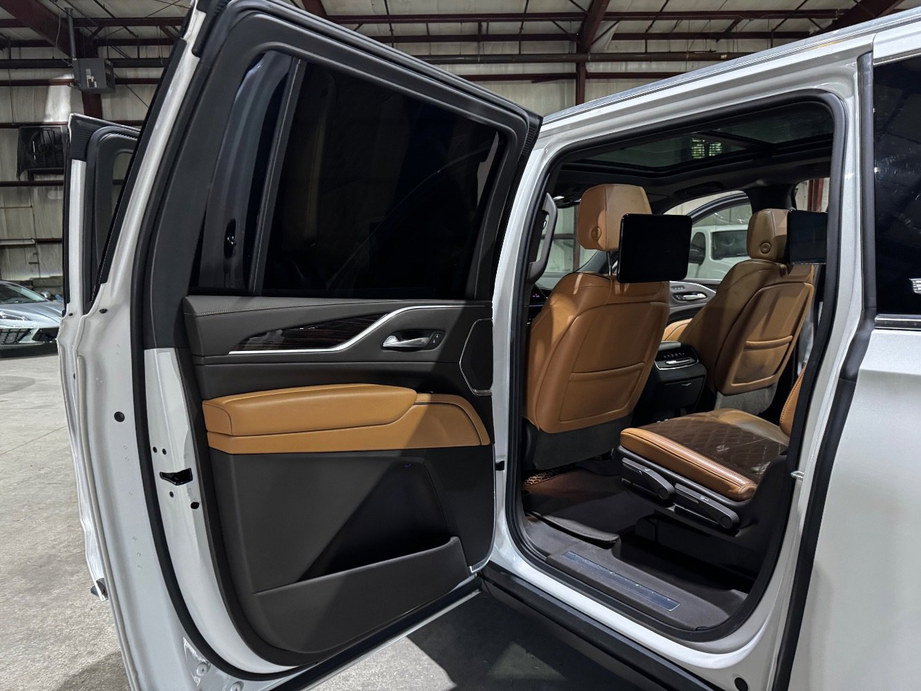 Used 2021 Cadillac Escalade ESV Premium Luxury image 16