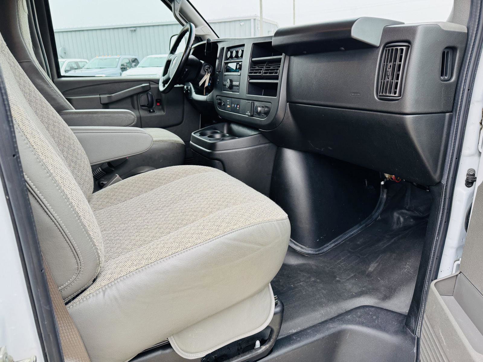 Used 2022 GMC Savana 2500 Extended w/ Driver Convenience Package image 21