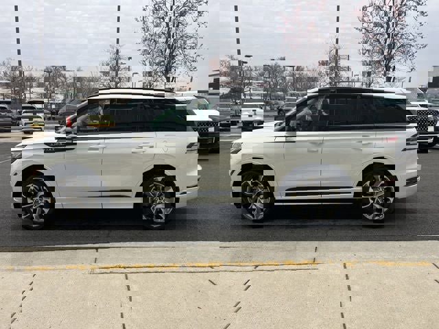 Used 2025 Lincoln Aviator AWD w/ Jet Appearance Package image 4