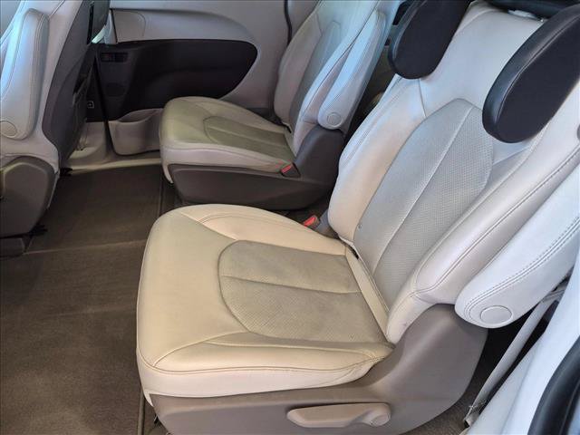 Used 2021 Chrysler Pacifica Touring-L w/ Uconnect Theater Family Group FWD image 18