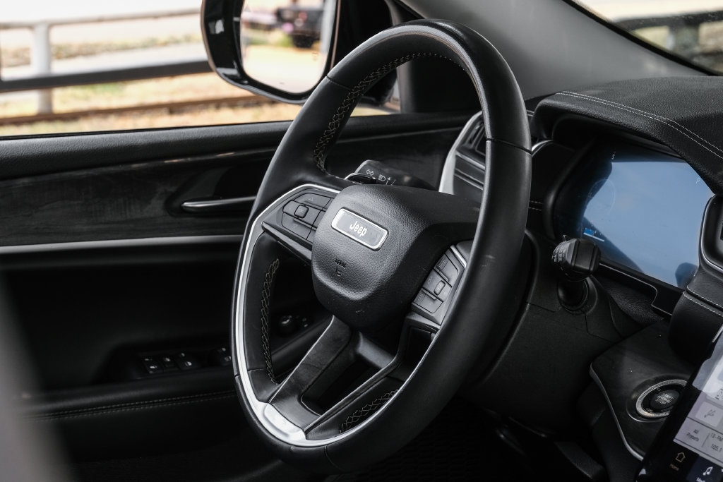 Used 2023 Jeep Grand Cherokee L Limited AWD/4WD image 24