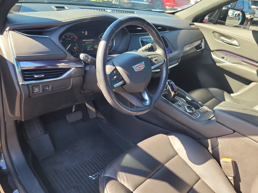 Used 2023 Cadillac XT4 Luxury w/ Cold Weather Package AWD/4WD image 17