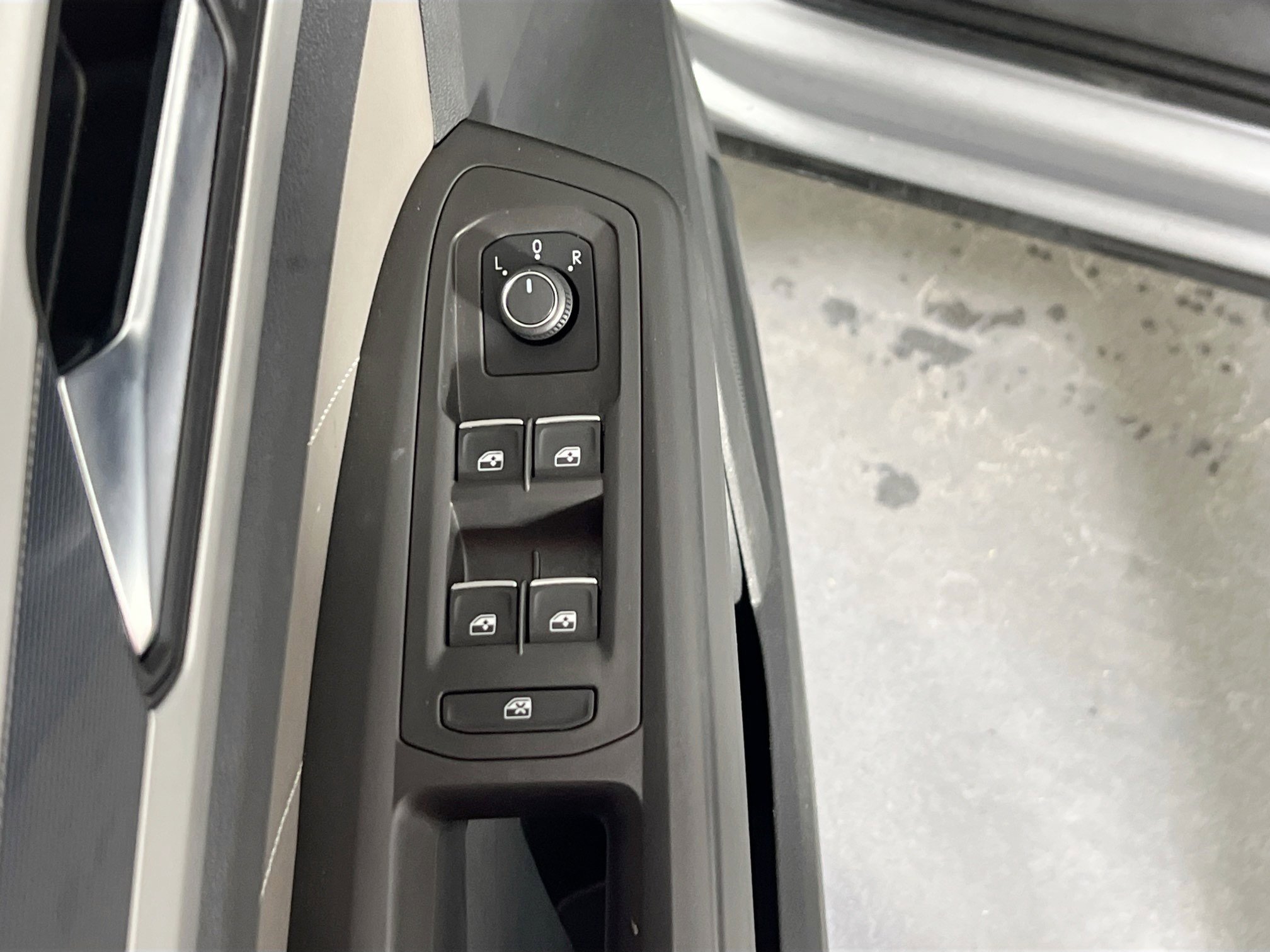 Used 2023 Volkswagen Atlas SEL R-Line image 18