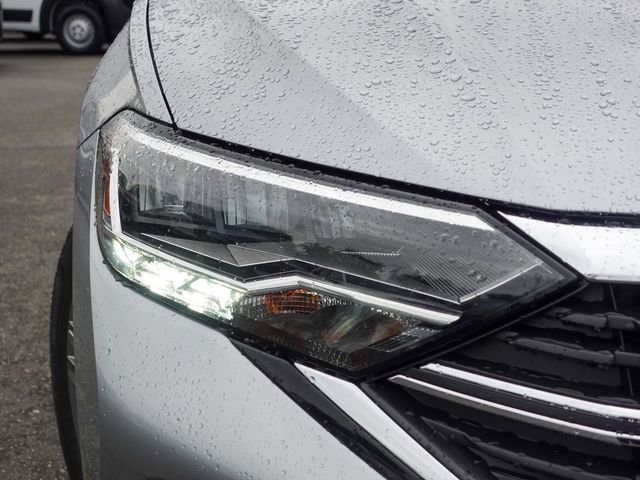 Used 2024 Volkswagen Jetta SE w/ Panoramic Sunroof Package image 3