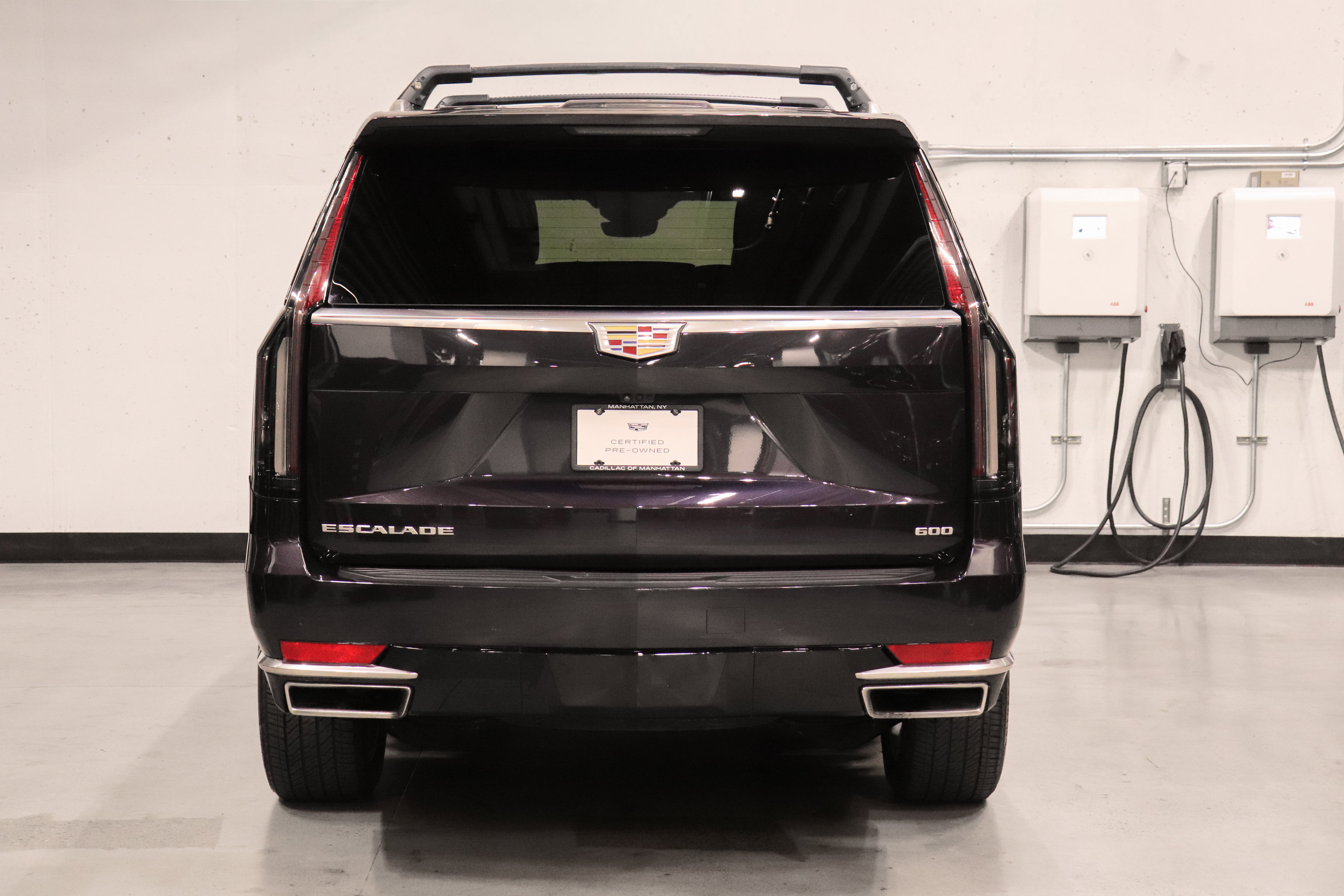 Used 2023 Cadillac Escalade ESV Premium Luxury AWD/4WD image 4