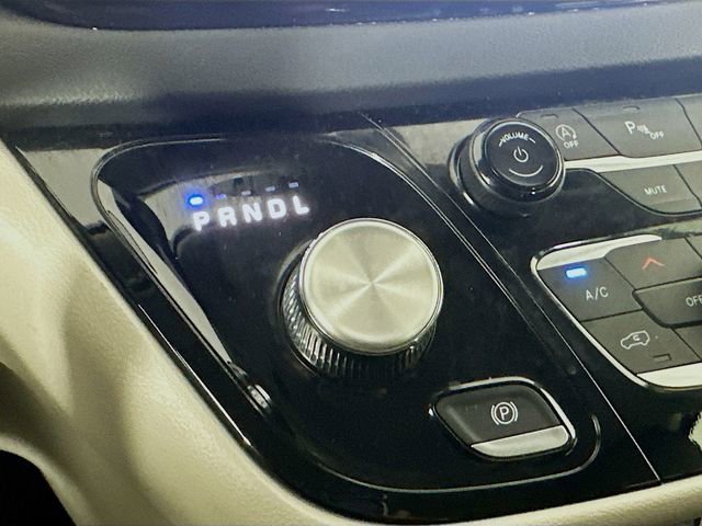 Used 2024 Chrysler Pacifica Touring-L image 17
