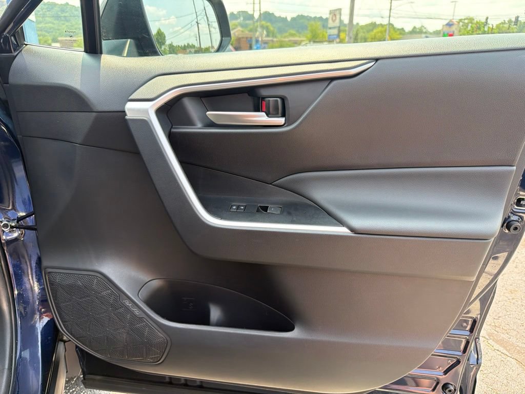 Used 2025 Toyota RAV4 XLE w/ Convenience Package FWD image 32