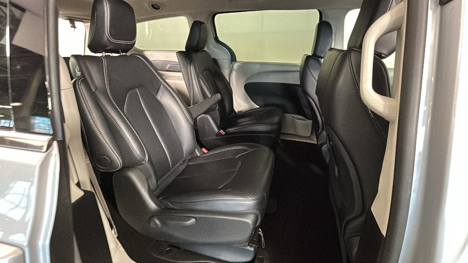 Used 2024 Chrysler Pacifica Limited FWD image 33