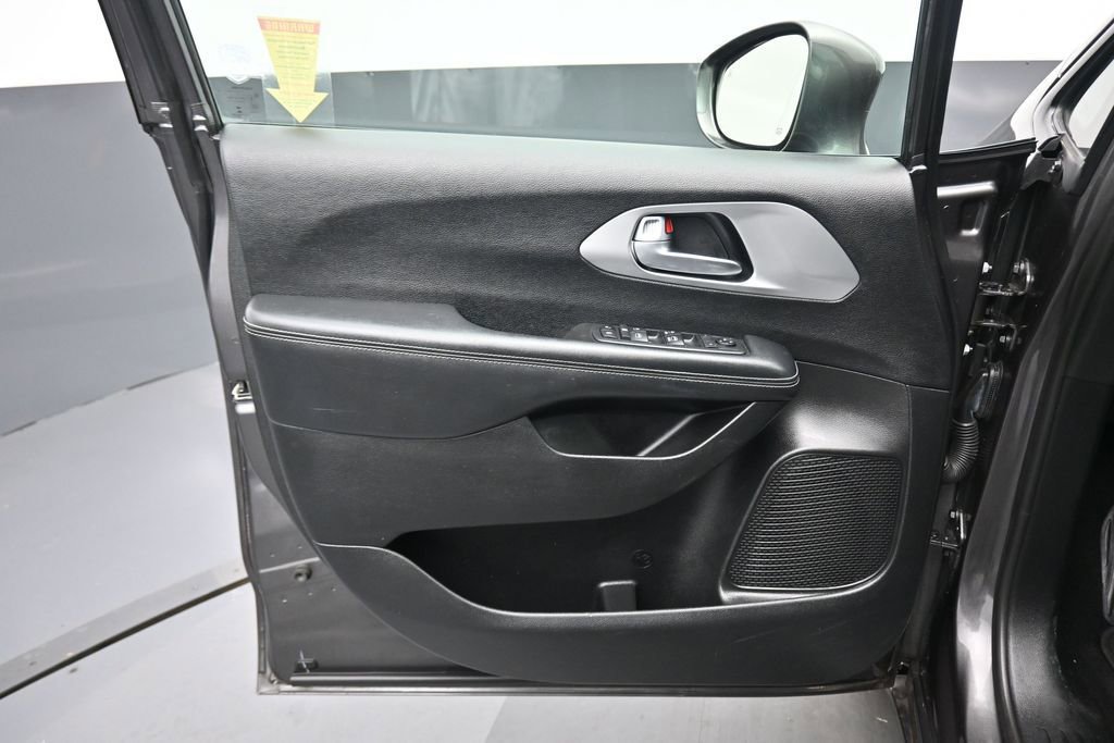 Used 2019 Chrysler Pacifica Touring-L w/ S Appearance Package FWD image 9